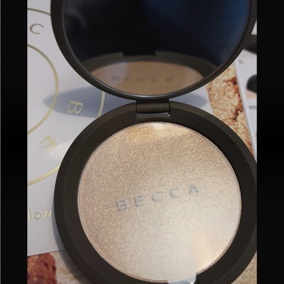 BECCA Other - Becca skin highlighter perfector in Prosecco pop rare